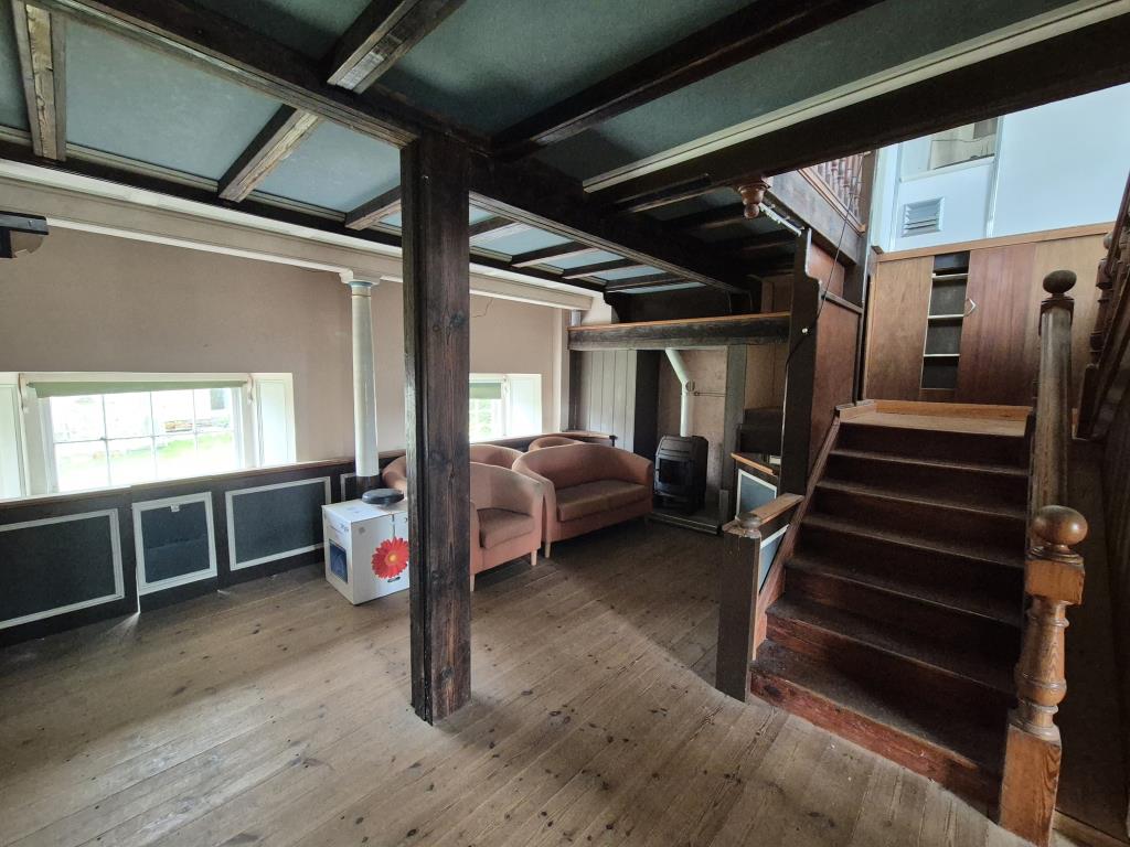 Lot: 103 - CHARACTER PROPERTY FOR IMPROVEMENT - Living space
